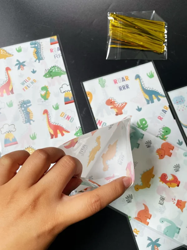 50pcs Cute Little Dinosaur Design Gift Candy Decorated OPP Flat Pocket With Gold Tie-in, Cartoon Animal Volcano Printed Gift Bag 4