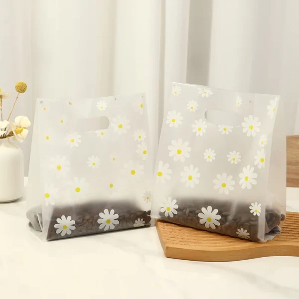 50pcs Daisy Printed Plastic Gift Bags With Plastic Handle, 25*18cm Gift Bag, Perfect for Parties, Holidays, And Retail stores 4