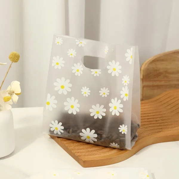 50pcs Daisy Printed Plastic Gift Bags With Plastic Handle, 25*18cm Gift Bag, Perfect for Parties, Holidays, And Retail stores 5
