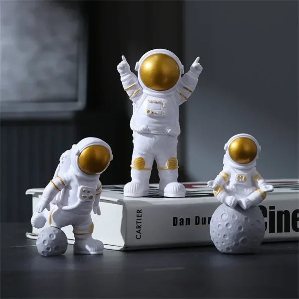 3/4PCS Resin Astronaut Figure Statue Spaceman Sculpture Educational Toy Desktop Home Decoration Astronaut Model for Kids Gift 3