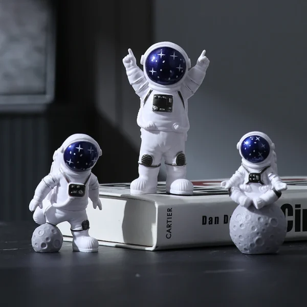 3/4 pcs Astronaut Figure Statue Figurine Spaceman Sculpture Educational Toy Desktop Home Astronaut Model Car Decoration 1