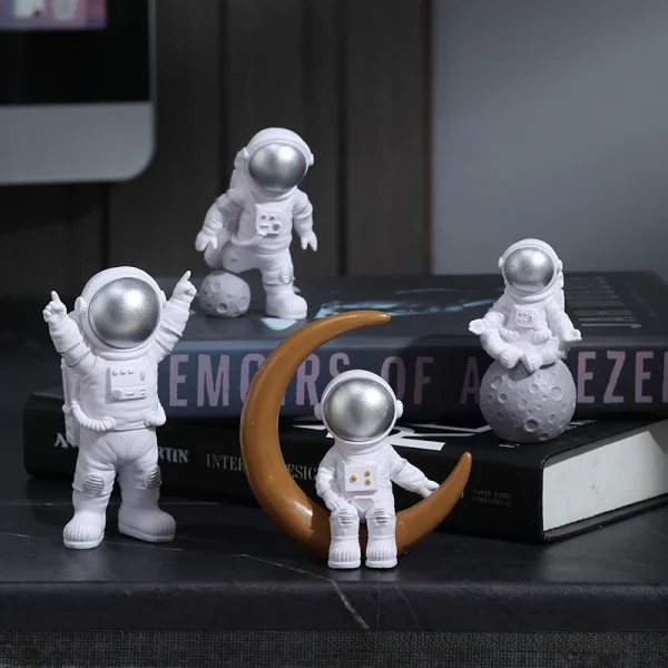 3/4 pcs Astronaut Figure Statue Figurine Spaceman Sculpture Educational Toy Desktop Home Astronaut Model Car Decoration 3