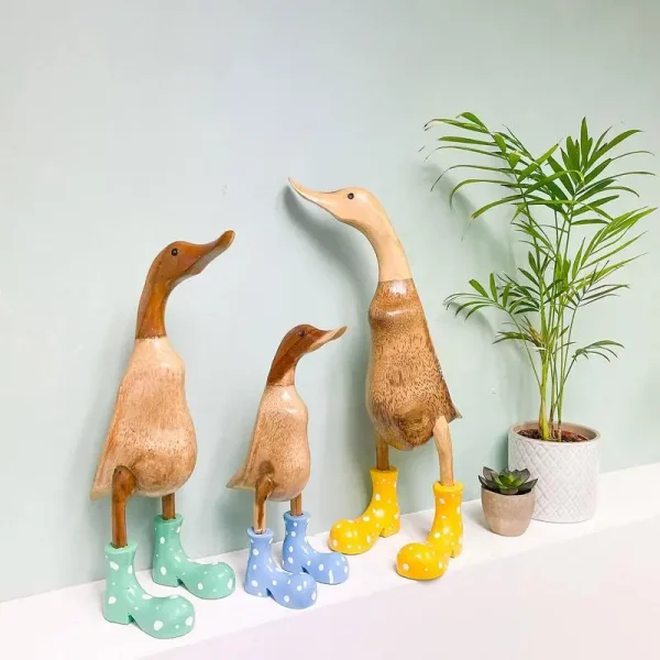 Resin Duck Statue Garden Sculpture Cute Cartoon Ducks Wearing Spotted Wellies Boots Good Luck Figurine For Home Party Decoration 2
