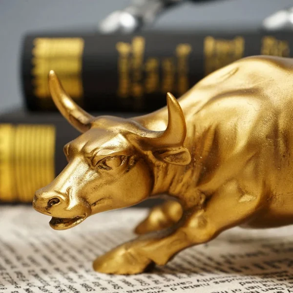 Wall Street Bull Statue Ornament Stock Market Mascot Golden OX Sculpture Nordic Animal Resin Figurine Home Office Decoration 4