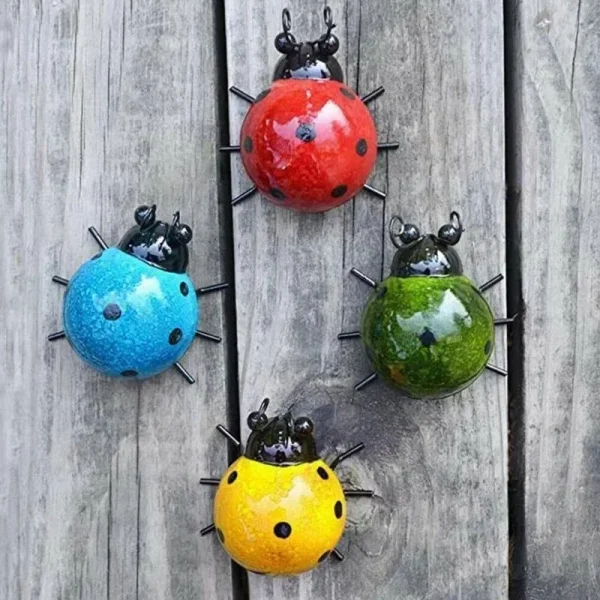 1pcs New Mini Metal Ladybug Beetle Fence Hanger Wall Hanging Ornament for Outdoor Patio Garden Figurine Sculpture Home Decor 1